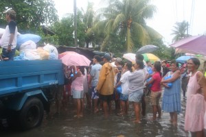 Ondoy victims in Pila, Laguna receive relief goods from volunteers of the Bayan's Bayanihan Alay sa Sambayanan (BALSA)