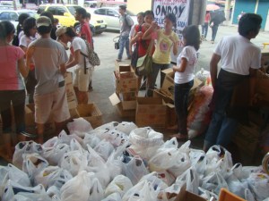 serve the people brigade - st ondoy Youth groups under the Serve the People Brigade join relief efforts for Ondoy victims in Laguna (photo from Kabataan party-list - Southern Tagalog)