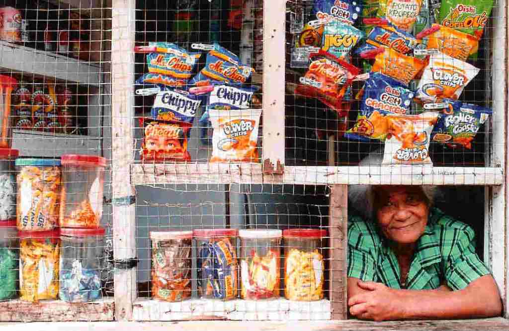 TRAIN: Si CEO, ang kanyang luxury car at si manang&nbsp;tindera